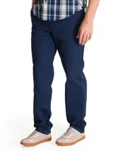 Pantalón chino azul marino de corte recto, con tiro medio, bolsillos laterales y bolsillos traseros con botón.