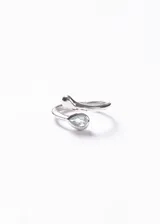 Anillo ajustable de plata 925 con diseño entrelazado, que presenta un extremo con una piedra de topacio en forma de gota.