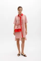 Vestido camisero color ladrillo con cuello, cartera y volados frontales y laterales en lino color lima. De calce relajado y mangas cortas.