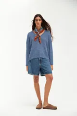 Sweater de tejido de punto con textura tipo esterilla, color azul piedra, con escote en V y mangas largas de corte holgado.