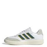 Championes urbanos Adidas modelo Urban Courtblock, de diseño inspirado en el tenis. Presentan una base blanca con detalles en verde oscuro y amarillo en las icónicas tres tiras laterales, y refuerzos de gamuza gris en la puntera y el talón. Cuentan con suela de goma y cierre de cordones.
