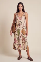 Vestido midi sin mangas con cuello redondo y diseño fluido, con estampado abstracto en tonos beige, verde, marrón y rosado.