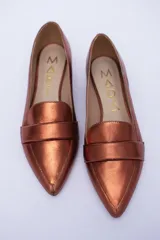 Mocasines negros de cuero con punta fina y detalle de antifaz.