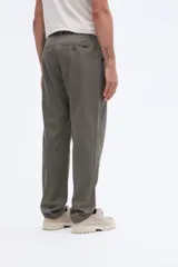 Pantalón verde militar confeccionado en mezcla de algodón y lyocell, de corte recto, diseño fluido y limpio con pinzas en la cintura.