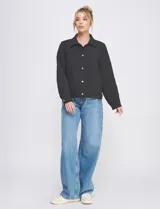 Chaqueta capitoneada color verde militar, marca Allie Rose, con cuello de solapa, cierre frontal de botones y bolsillos delanteros.