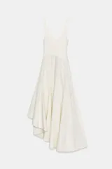 Vestido largo color blanco de algodón, con escote redondo, tirantes anchos y bajo asimétrico con godets.
