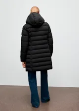 Campera puffer larga de color negro, con diseño acolchado de líneas diagonales, capucha incorporada y cierre frontal con cremallera.