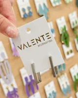 Aros de acero con diseño rectangular de líneas simples y minimalistas.