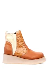 Botín de cuero color marrón con textura tipo piel de cocodrilo en la caña y cuero liso en el resto del botín. Tiene cierre lateral y suela de goma color beige.