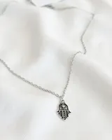 Collar plateado con dije de mano de Fátima con detalles calados.