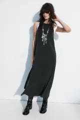 Vestido midi fluido de mezcla de viscosa en color bordó, con cuello redondo, manga sisa y detalle de lazada con abertura en la espalda.