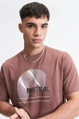 Remera de manga corta color menta, con estampado frontal de un diseño abstracto en tonos grises y azules, y texto. Confeccionada en 100% algodón y de corte regular.