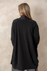 Saco tipo cárdigan largo de color chocolate, con frente abierto, mangas largas y bolsillos laterales amplios. Presenta una caída fluida y un diseño minimalista y elegante.