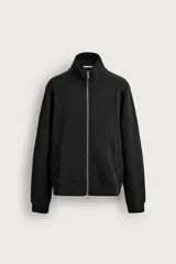 Chaqueta regular fit de cuello subido, confeccionada en tejido técnico interlock de algodón con elasticidad. Presenta cierre frontal con cremallera, manga larga con puños en rib y bolsillos de vivo en la cadera.