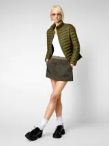 Campera acolchada Save The Duck modelo Carly, color verde militar, confeccionada en nylon y rellena con Plumtech. Cuenta con cuello alto, cierre bidireccional, bolsillos laterales con cierre y logo redondo de goma en la manga izquierda.
