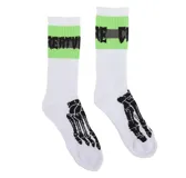Medias blancas de caña alta con franja verde neón en la parte superior, logo de Creature Skateboards en negro y gris, y diseño de esqueleto de pie en la parte inferior.