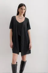 Saco abierto color crudo, de tejido de punto con lurex.