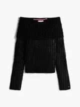 Sweater de punto abierto color negro con lentejuelas incorporadas, diseño de cuello holgado tipo tortuga y mangas largas con hombros caídos.