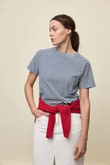 Remera de manga corta con diseño a rayas horizontales en azul marino y blanco, cuello redondo y mangas ranglán.