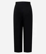 Pantalón pantacourt negro de sastre, con cintura alta, cierre interno discreto y pliegues delanteros sutiles.