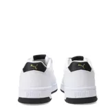 Championes Puma Court Classic de estilo urbano inspirado en el tenis, con diseño de líneas limpias y detalles en dorado. Presentan una parte superior de material sintético con perforaciones laterales para mayor ventilación y una suela de goma resistente.