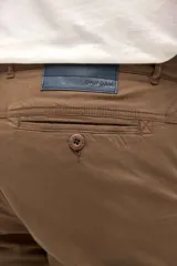 Pantalón cargo de gabardina en color gris, con corte standard slim. Presenta bolsillos laterales y bolsillos cargo con solapa y botones en los muslos.