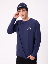 Gorro tipo beanie de punto acanalado color azul marino, con detalle de franja blanca y logo de la marca bordado en el frente.