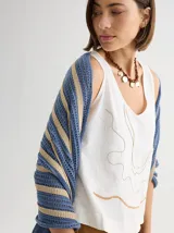 Chal de tejido de punto con diseño de rayas horizontales en tonos azul y beige, con textura calada y terminaciones suaves.
