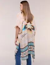 Kimono de gasa ligera con diseño estampado tribal en tonos beige, azul, rojo y amarillo, de silueta amplia y mangas cortas holgadas.