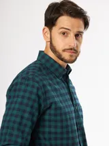 Camisa de manga larga a cuadros blancos, azules y verdes.