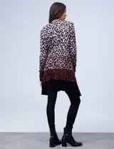 Cárdigan largo tejido con estampado animal print en tonos rosa, negro y marrón. Tiene bolsillos delanteros y está confeccionado en rayón.
