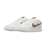 Championes Nike modelo Low Lux, color blanco con detalles en tono mostaza y suela blanca.