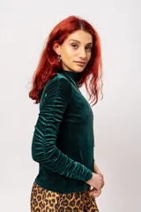 Polera de manga larga color verde petróleo con detalle de drapeado en las mangas. Confeccionada en terciopelo velvet con lurex.