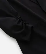 Blazer alargado azul marino de crepé, sin cierre, con solapas y mangas fruncidas.