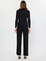 Pantalón palazzo negro de tiro alto, con plisado vertical y pretina elastizada.