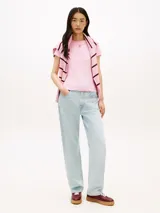 Remera slim fit de color rosa, confeccionada en punto de algodón elástico, con cuello redondo y logo bordado en el pecho.
