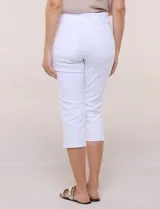 Jegging capri de denim blanco de la marca Ruby Rd, con pretina ancha elastizada, bolsillos delanteros simulados y bolsillos traseros aplicados.