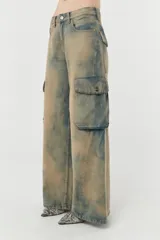 Pantalón de jean wide leg con lavado vintage y bolsillos cargo laterales con fuelle y tapa.