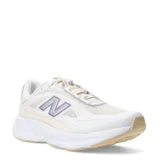 Championes de entrenamiento New Balance modelo Training Cat, con diseño en tonos beige y blanco, logo lateral en color lila y suela de goma en tono arena.