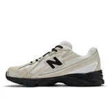 Championes New Balance modelo 740, color blanco con detalles en beige y negro. Confeccionados con parte superior de malla y superposiciones sintéticas, entresuela ABZORB negra y el característico logotipo "N" en el lateral.