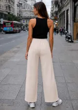 Pantalón de tejido de punto en color beige, con corte recto y holgado, y cintura elástica.
