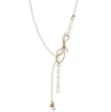 Collar tipo corbatero bañado en oro con diseño asimétrico. Presenta una cadena de perlas blancas y una sección lateral con cristales en forma de gota y un dije central en forma de lazo con incrustaciones de brillantes. Finaliza con un pequeño lazo decorativo en el extremo.