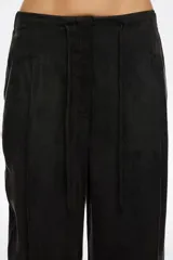 Pantalón recto color negro de tiro medio, con bolsillos laterales, pinzas en el delantero y cintura ajustable con cordón.