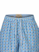 Short de baño celeste RKF modelo Izam con estampado de peces, estrellas de mar y algas marinas. Cuenta con cintura elástica, cordón ajustable blanco y bolsillos.
