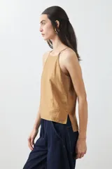 Top tostado sin mangas con cuello halter y brillos.