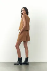 Short color tostado con cinto de cuero.