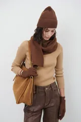 Gorro de punto marrón con diseño acanalado tipo beanie.