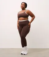 Pantalón legging deportivo color marrón con cintura alta en contraste color blanco. Confeccionado en tejido de poliamida y elastano, de ajuste ceñido al cuerpo.