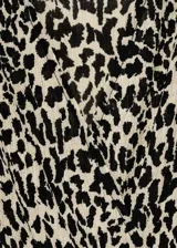 Vestido largo de corte recto y tejido fluido con estampado animal print de leopardo. Presenta escote en pico y mangas largas.