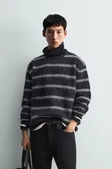 Jersey de punto con acabado cepillado, cuello redondo y manga larga. Presenta un corte boxy fit con terminaciones en rib.